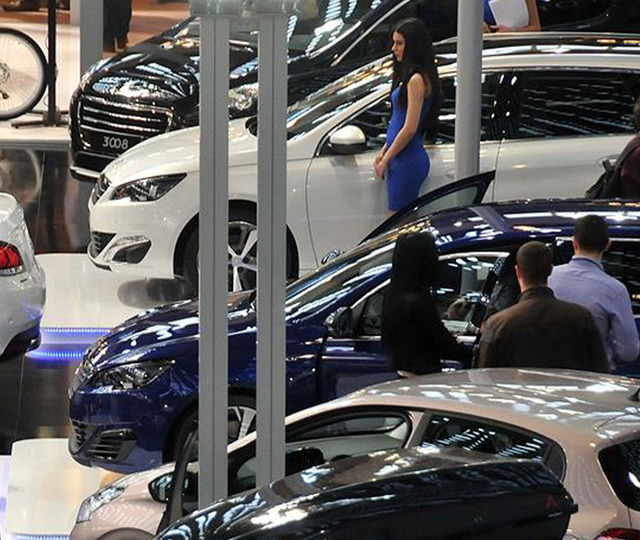 Rusya&rsquo;da Batılı şirketlerin &ccedil;ekildiği otomobil fabrikalarının t&uuml;m&uuml;nde &uuml;retimin başlaması bekleniyor