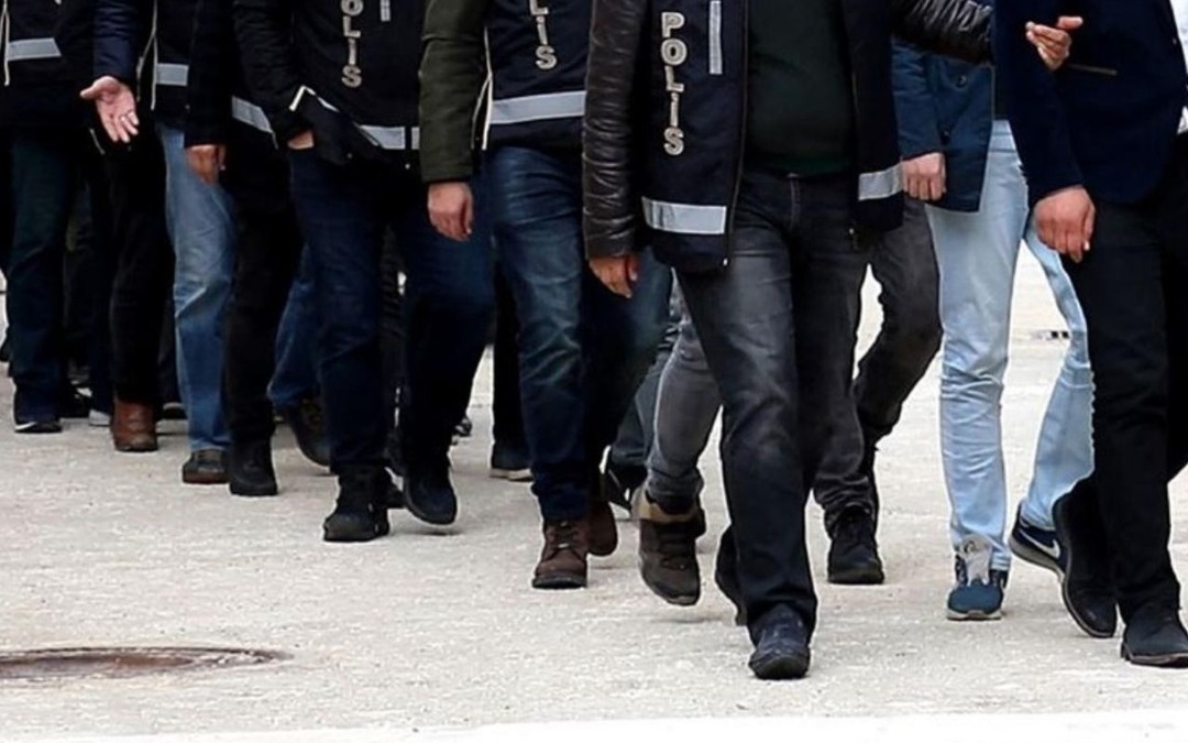 İzmir'de "zimmet" dalgası: Eski CHP İl Başkanı ve 10 kişi hakkında g&ouml;zaltı kararı