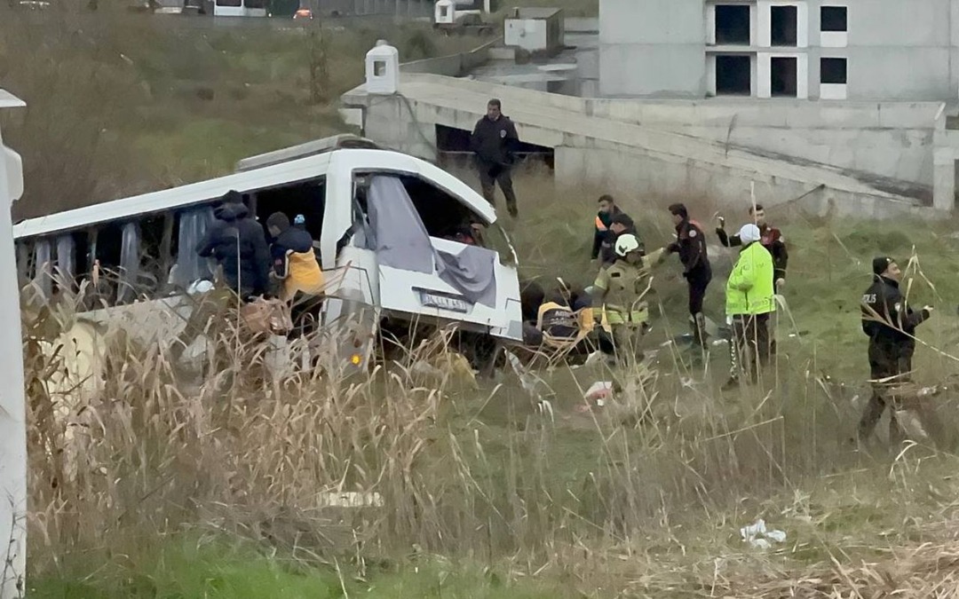 Esenyurt&rsquo;ta servis midib&uuml;s&uuml; şarampole yuvarlandı: &Ouml;l&uuml; ve yaralılar var