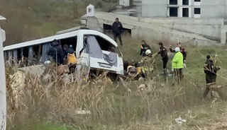 Esenyurt&rsquo;ta servis midib&uuml;s&uuml; şarampole yuvarlandı