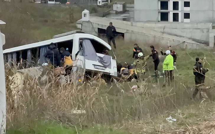 Esenyurt&rsquo;ta servis midib&uuml;s&uuml; şarampole yuvarlandı: &Ouml;l&uuml; ve yaralılar var