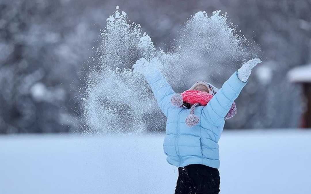 T&uuml;rkiye beyaza b&uuml;r&uuml;nd&uuml;! 30 Aralık Salı okullar tatil mi? O illerden a&ccedil;ıklama geldi