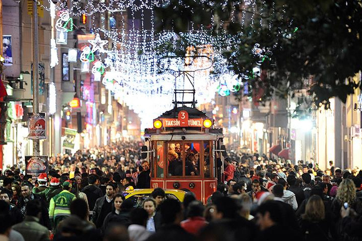 İstanbul Valiliği yılbaşı gecesi uygulanacak tedbirleri a&ccedil;ıkladı