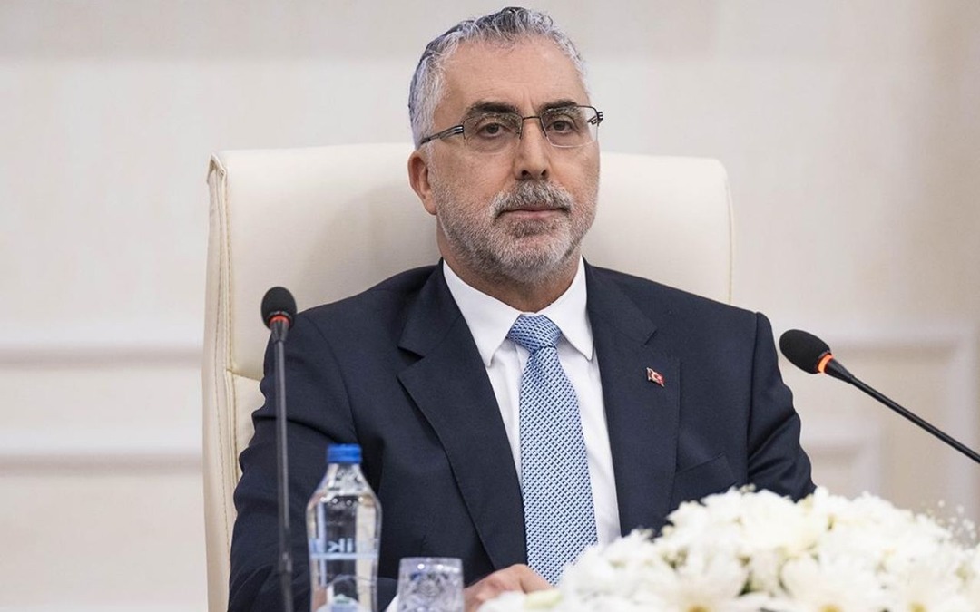 Bakan Işıkhan'dan iş g&uuml;c&uuml; yorumu! "&Uuml;lkemizin g&uuml;&ccedil;l&uuml; geleceğini inşa edeceğiz"