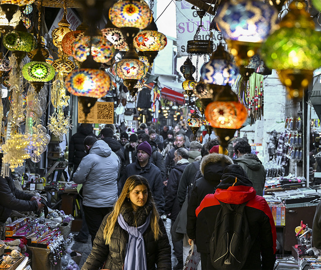 İstanbul'da yılbaşı &ouml;ncesi alışveriş hareketliliği yaşanıyor