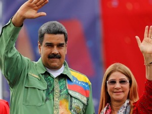 Maduro ve eşi yargılanmak &uuml;zere mahkemeye g&ouml;t&uuml;r&uuml;l&uuml;yor