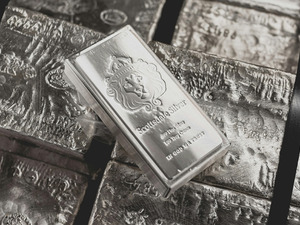 Rekorların ardından g&uuml;m&uuml;ş i&ccedil;in dev banka beklentisini revize etti