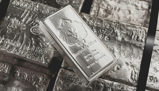 Rekorların ardından gümüş için dev banka beklentisini revize etti