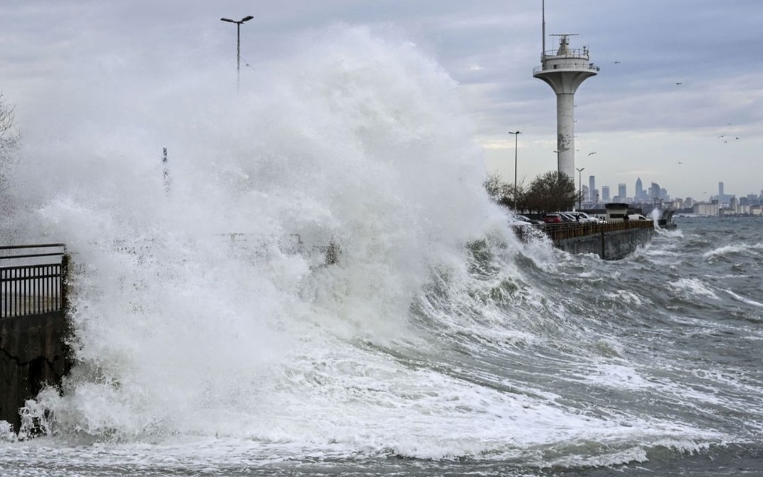 AKOM'dan İstanbul i&ccedil;in fırtına, sağanak ve kar uyarısı