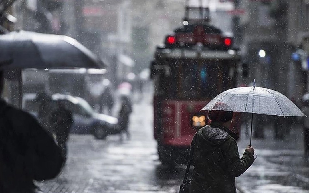 İstanbul Valiliği uyardı: O saatlerde sağanak ve fırtına var!