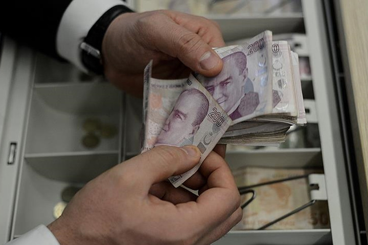 H&uuml;k&uuml;met d&uuml;ğmeye bastı! D&uuml;ş&uuml;k emekli maaşı alanlar i&ccedil;in yeni sistem: 'Vatandaşlık maaşı' geliyor