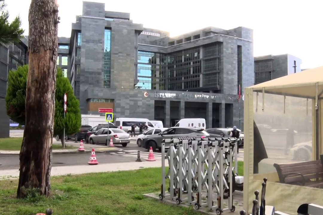 Adliyede silahlı saldırı! Savcı, kadın hakimi yaraladı