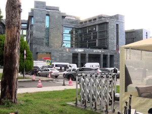 Adliyede silahlı saldırı! Savcı, kadın hakimi yaraladı