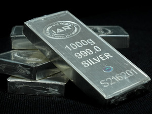 G&uuml;m&uuml;ş fiyatlarında Trump etkisi! Rekor &uuml;st&uuml;ne rekor kıran değerli metal sert d&uuml;şt&uuml;