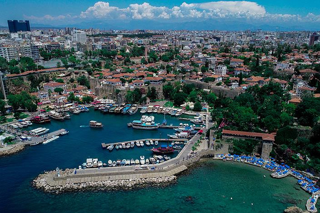 Ukrayna'dan Antalya'ya gelen turist sayısı &ccedil;ift haneli b&uuml;y&uuml;d&uuml;