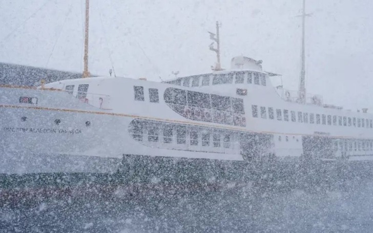 İstanbul&rsquo;da kar yağışı ulaşımı vurdu: Bazı vapur seferlerine "hava" engeli!