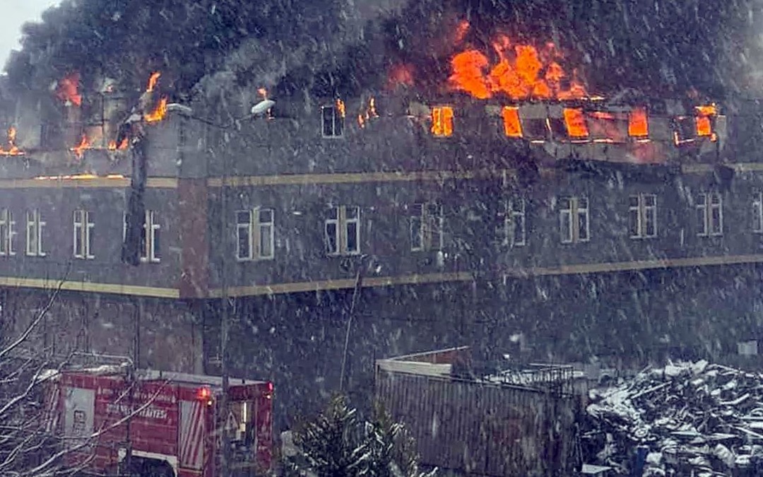 Tuzla'da fabrikada &ccedil;ıkan yangına itfaiye ekipleri m&uuml;dahale ediyor