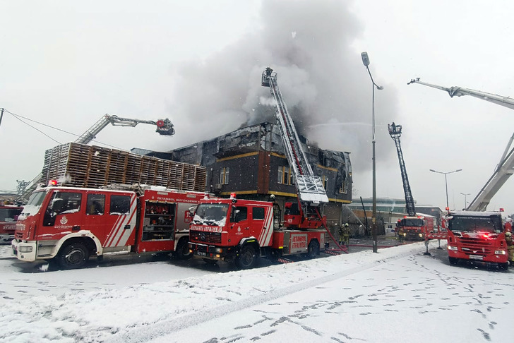 Tuzla'da fabrikada &ccedil;ıkan yangın s&ouml;nd&uuml;r&uuml;ld&uuml;