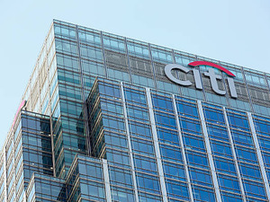 Altın fiyatlarında rekorlar s&uuml;r&uuml;yor! Dev banka altın ve g&uuml;m&uuml;ş i&ccedil;in net rakam verdi