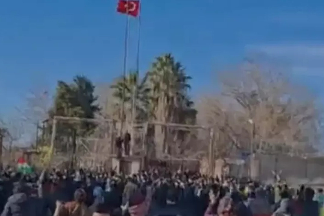 T&uuml;rk bayrağına hain saldırı! Ankara'dan peş peşe a&ccedil;ıklamalar