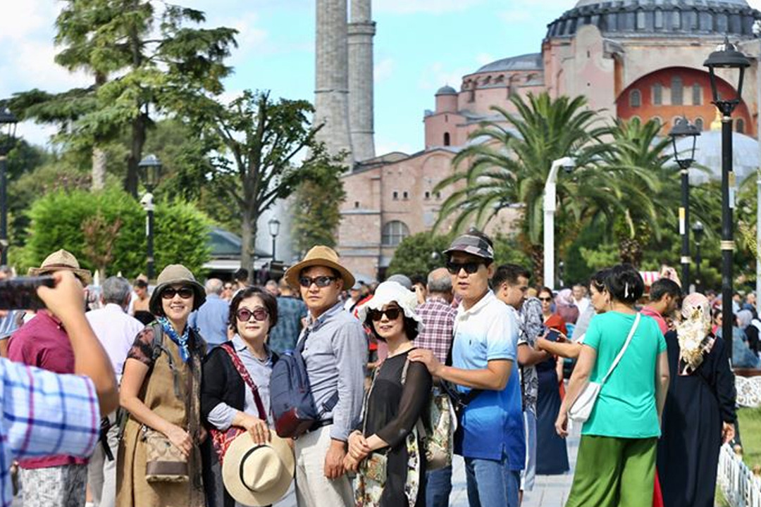 T&Uuml;İK a&ccedil;ıkladı! Turizm gelirinde tarihi rekor: 65 milyar doları aştı