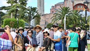 T&Uuml;İK a&ccedil;ıkladı! Turizm gelirinde tarihi rekor: 65 milyar doları aştı