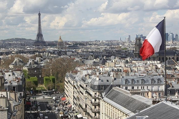 Fransız ekonomisi siyasi belirsizlik ve b&uuml;t&ccedil;e karmaşasına rağmen b&uuml;y&uuml;meyi s&uuml;rd&uuml;r&uuml;yor