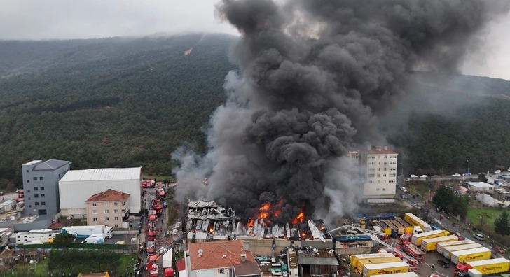 Ataşehir&rsquo;deki fabrika yangını s&ouml;nd&uuml;r&uuml;ld&uuml;
