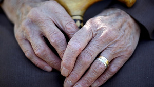 Devlet destekli yeni model! Yaşlılıkta bakım sigortası d&ouml;nemi başlıyor