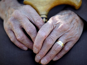 Devlet destekli yeni model! Yaşlılıkta bakım sigortası d&ouml;nemi başlıyor