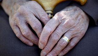 Devlet destekli yeni model! Yaşlılıkta bakım sigortası d&ouml;nemi başlıyor