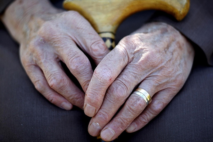 Devlet destekli yeni model! Yaşlılıkta bakım sigortası d&ouml;nemi başlıyor