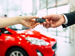 Bakanlık otomotiv sekt&ouml;r&uuml; i&ccedil;in d&uuml;ğmeye bastı: Ara&ccedil; kiralamada yeni kurallar geliyor