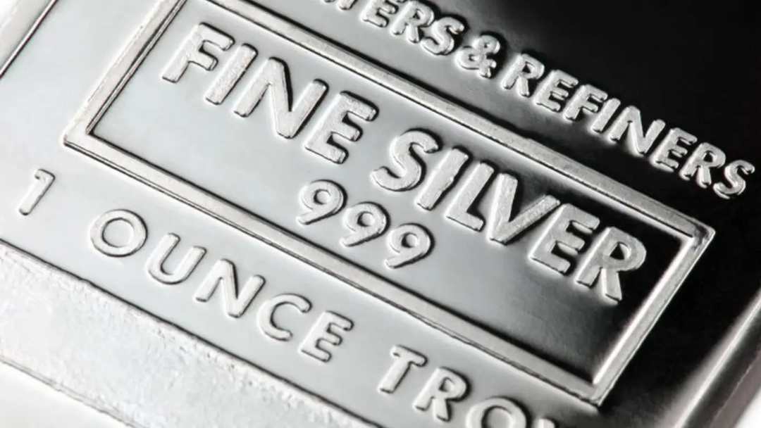 G&uuml;m&uuml;ş&uuml;n Sessiz &Ccedil;ığlığı: 121 Dolar Bir Zirve mi, Yoksa Başlangı&ccedil; mı?