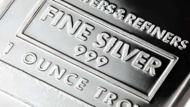 G&uuml;m&uuml;ş&uuml;n Sessiz &Ccedil;ığlığı: 121 Dolar Bir Zirve mi, Yoksa Başlangı&ccedil; mı?