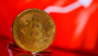 Son 16 ayın en d&uuml;ş&uuml;k seviyesinde: Bitcoin 70 bin doların da altına indi