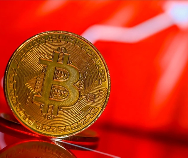 Son 16 ayın en d&uuml;ş&uuml;k seviyesinde: Bitcoin 70 bin doların da altına indi
