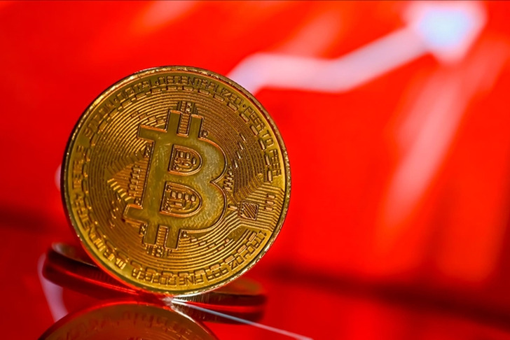 Trump d&ouml;neminde elde ettiği b&uuml;t&uuml;n kazan&ccedil;lar gitti! Son 16 ayın en d&uuml;ş&uuml;k seviyesinde: Bitcoin 70 bin doların da altına indi