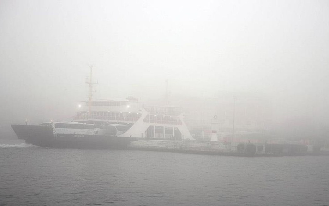 &Ccedil;anakkale Boğazı sis nedeniyle transit gemi ge&ccedil;işlerine kapatıldı