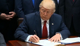 Trump imzayı attı! İran ile iş yapan &uuml;lkelere ek g&uuml;mr&uuml;k vergisi