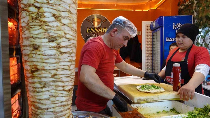 Her yerde 200 TL...Sadece orada 30 TL! İ&ccedil;ecekten daha uygun fiyatlı tavuk d&ouml;ner