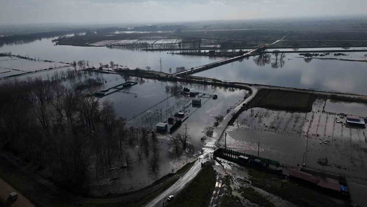Meri&ccedil; Nehri taştı! Yerleşim alanları sular altında