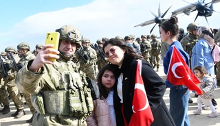 Almanya'da NATO tatbikatına katılacak Mehmet&ccedil;ikleri aileleri uğurladı