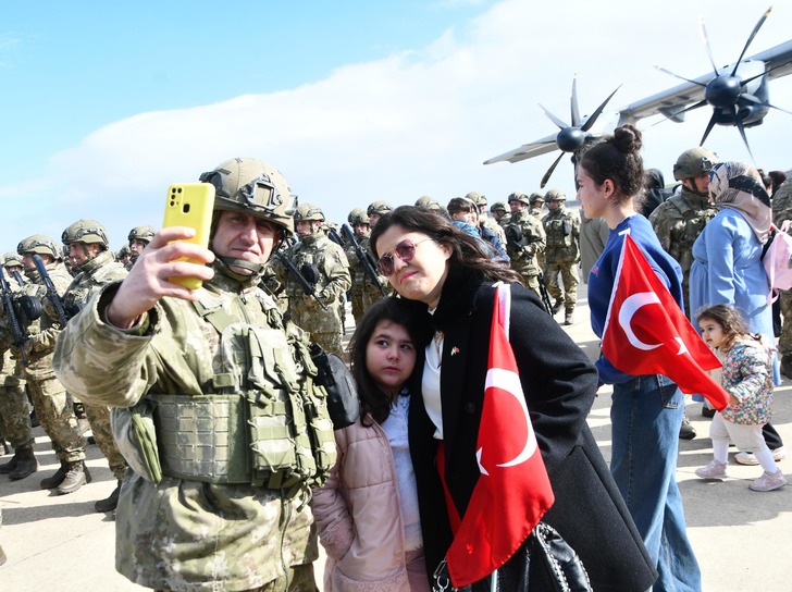 Almanya'da NATO tatbikatına katılacak Mehmet&ccedil;ikleri aileleri uğurladı