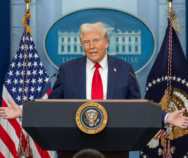 Trump'tan İran'a tehdit: İkinci u&ccedil;ak gemisi yola &ccedil;ıkacak