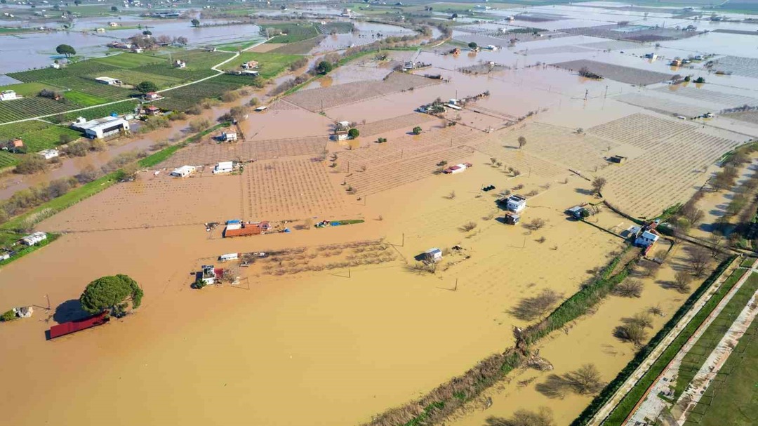 Gediz Nehri taştı, k&ouml;pr&uuml;ler alarm veriyor