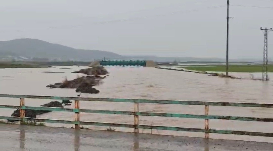 İslahiye&rsquo;de sağanak sonrası ev ve tarlaları su bastı