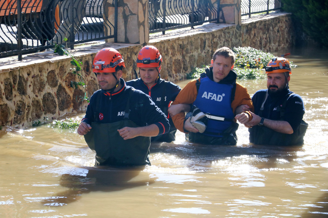 Antalya'da kuvvetli yağış; ev ve ahırları su bastı