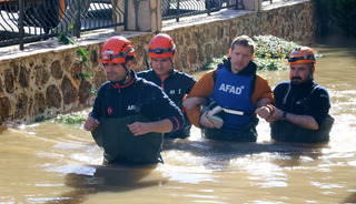 Antalya'da kuvvetli yağış; ev ve ahırları su bastı