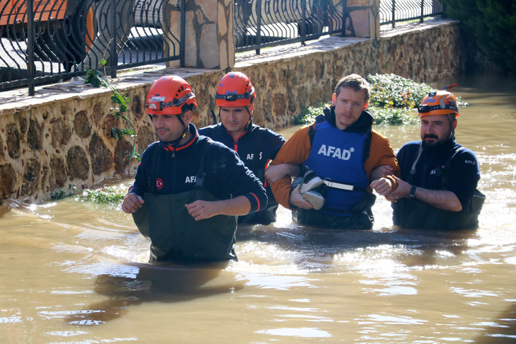 Antalya'da kuvvetli yağış; ev ve ahırları su bastı